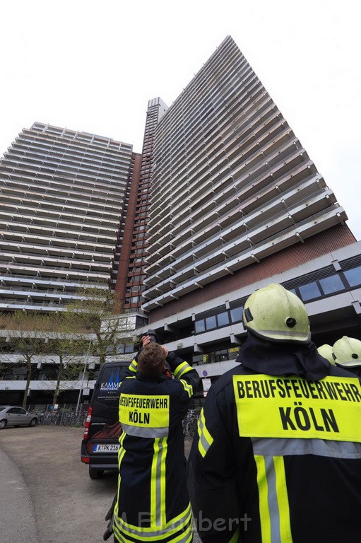 Gondel mit 2 Arbeiter blieb haengen Uni Center Koeln Luxemburgerstr P12.jpg